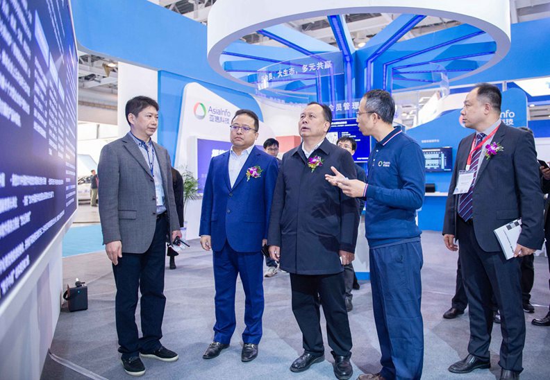 湖南省人大常委会副主任周农，工信部、交通部及湖南省、长沙市与会领导，以及当地交通行业代表和媒体等都莅临老哥俱乐部平台科技展区参观交流。